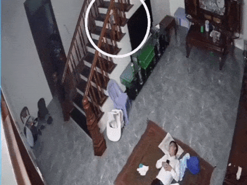 Một mình trông em khi không có mẹ, cậu bé nhỏ xíu bất ngờ có hành động ngọt lịm khiến dân mạng thả tim rần rần-4