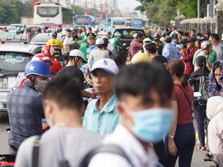 Hàng ngàn người dân từ các tỉnh đổ về Hà Nội trong chiều 2/9 khiến các bến xe, đường phố chật cứng
