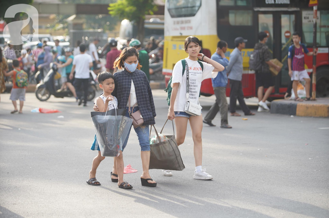 Hàng ngàn người dân từ các tỉnh đổ về Hà Nội trong chiều 2/9 khiến các bến xe, đường phố chật cứng-9