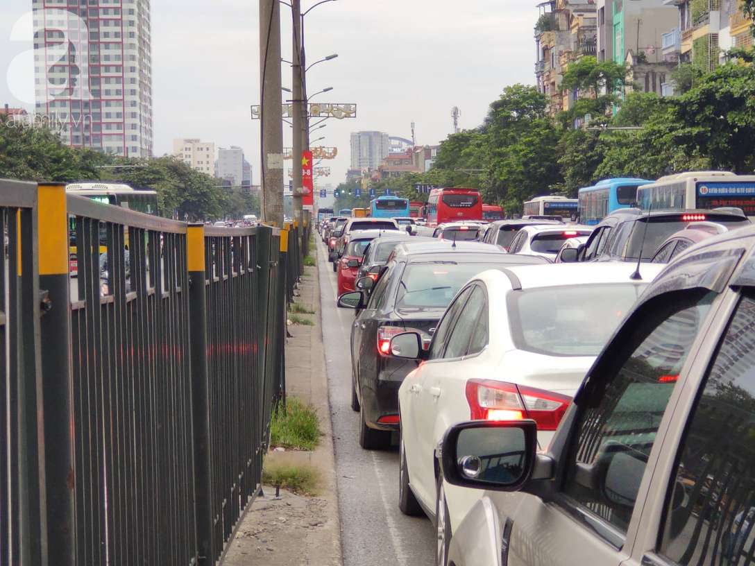 Hàng ngàn người dân từ các tỉnh đổ về Hà Nội trong chiều 2/9 khiến các bến xe, đường phố chật cứng-13