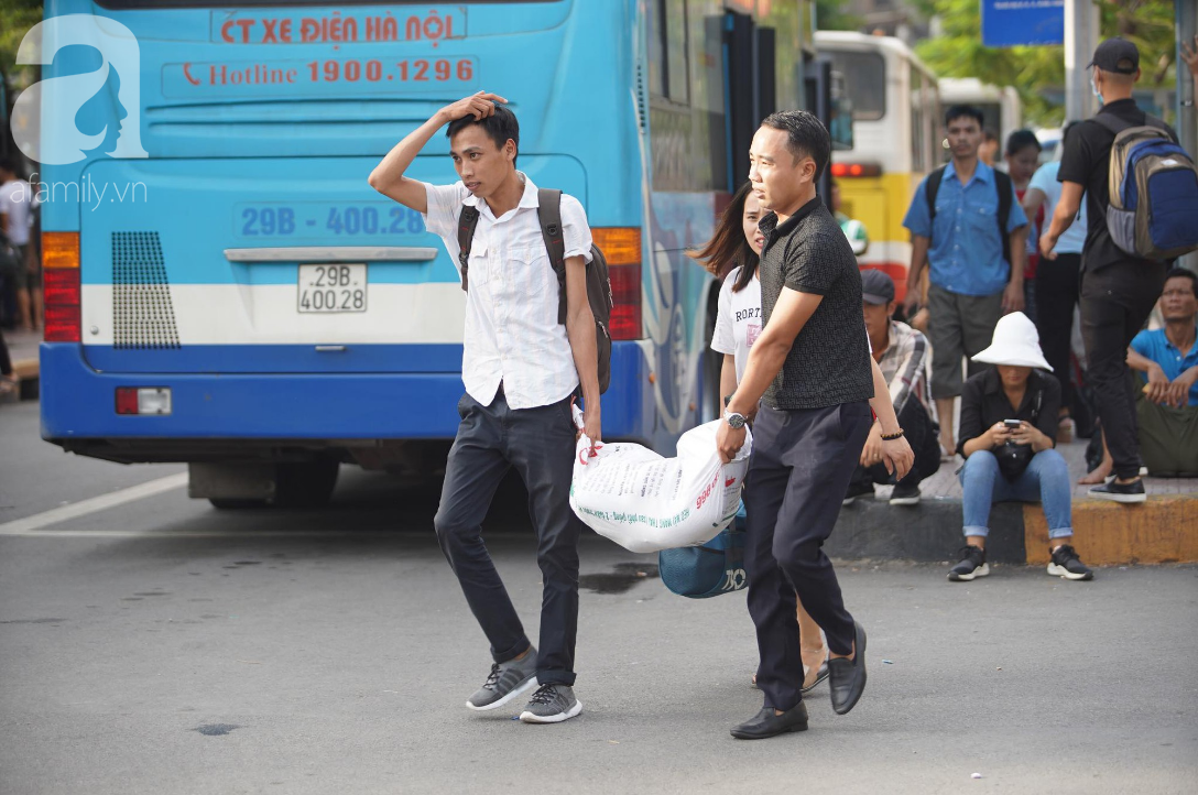 Hàng ngàn người dân từ các tỉnh đổ về Hà Nội trong chiều 2/9 khiến các bến xe, đường phố chật cứng-10