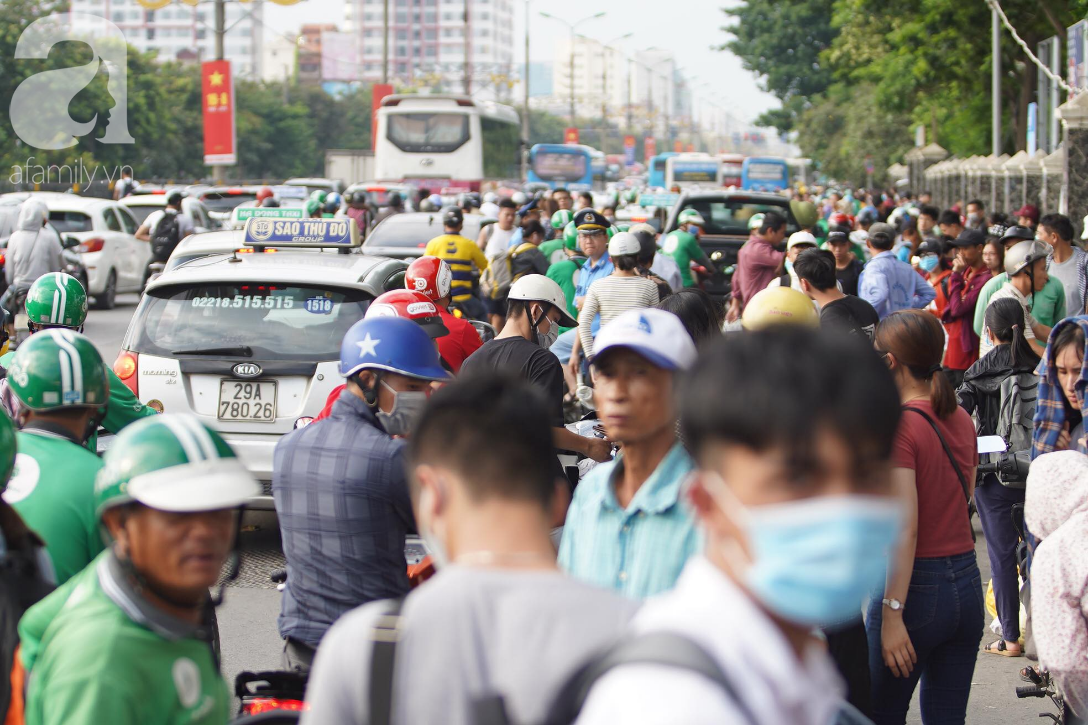 Hàng ngàn người dân từ các tỉnh đổ về Hà Nội trong chiều 2/9 khiến các bến xe, đường phố chật cứng-5