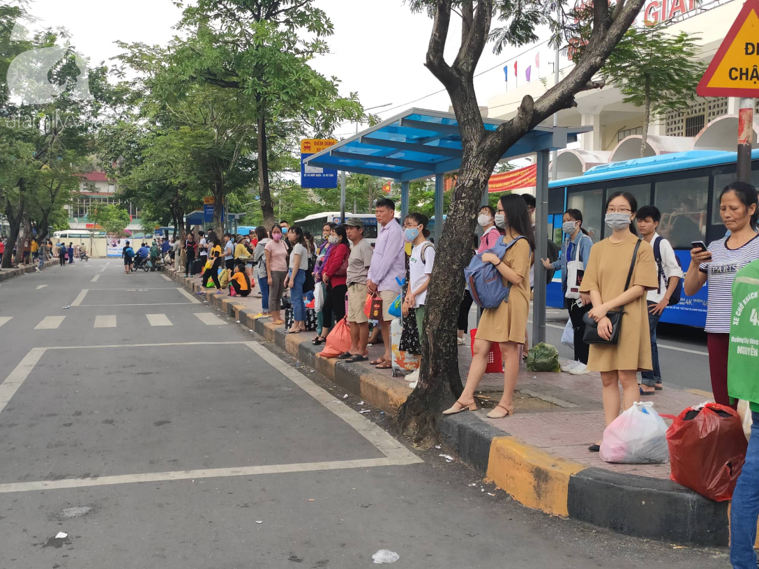 Hàng ngàn người dân từ các tỉnh đổ về Hà Nội trong chiều 2/9 khiến các bến xe, đường phố chật cứng-1