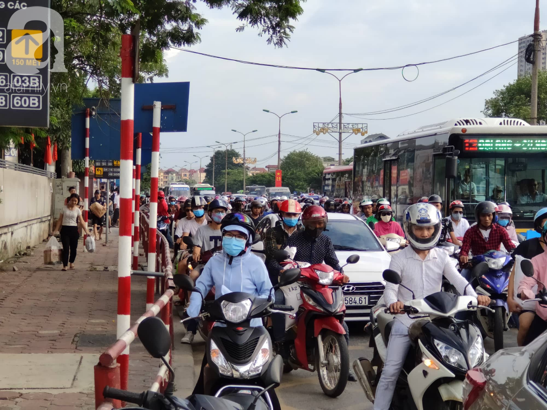 Hàng ngàn người dân từ các tỉnh đổ về Hà Nội trong chiều 2/9 khiến các bến xe, đường phố chật cứng-3