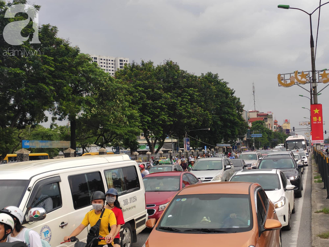Hàng ngàn người dân từ các tỉnh đổ về Hà Nội trong chiều 2/9 khiến các bến xe, đường phố chật cứng-14