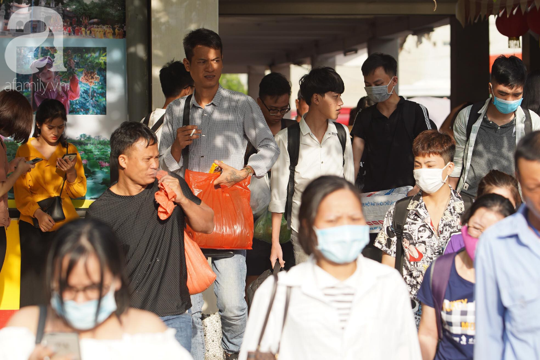 Hàng ngàn người dân từ các tỉnh đổ về Hà Nội trong chiều 2/9 khiến các bến xe, đường phố chật cứng-8