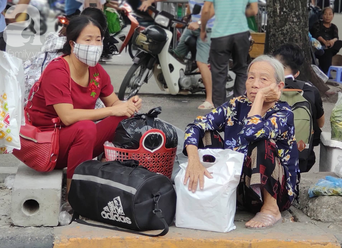 Hàng ngàn người dân từ các tỉnh đổ về Hà Nội trong chiều 2/9 khiến các bến xe, đường phố chật cứng-11