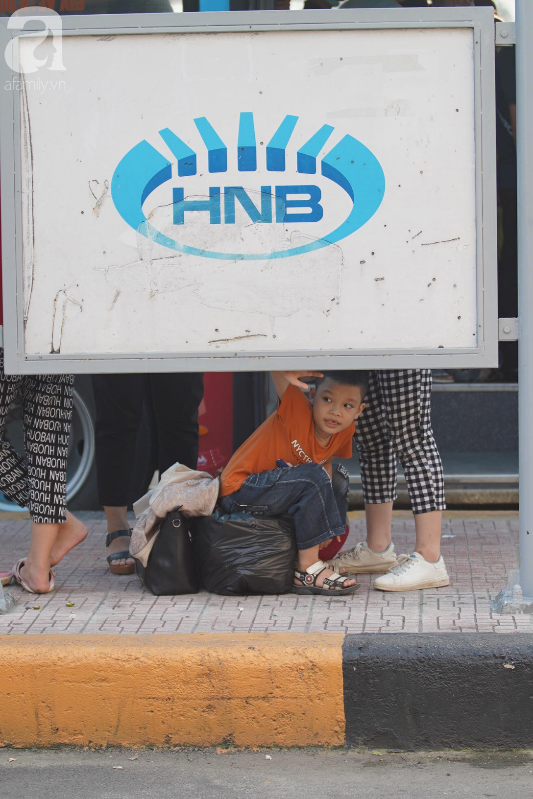 Hàng ngàn người dân từ các tỉnh đổ về Hà Nội trong chiều 2/9 khiến các bến xe, đường phố chật cứng-12