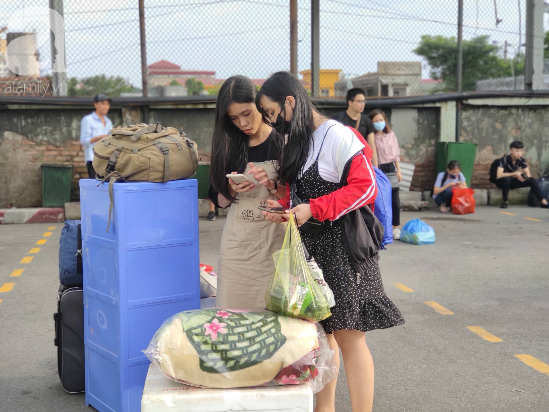 Hàng ngàn người dân từ các tỉnh đổ về Hà Nội trong chiều 2/9 khiến các bến xe, đường phố chật cứng-2