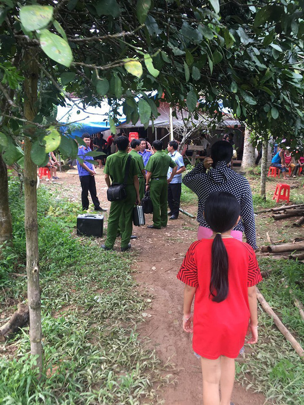 Trong lúc đuổi chém em trai, nam thanh niên bị mẹ la mắng liền quay lại cắt cổ người mẹ tật nguyền tử vong tại chỗ-2