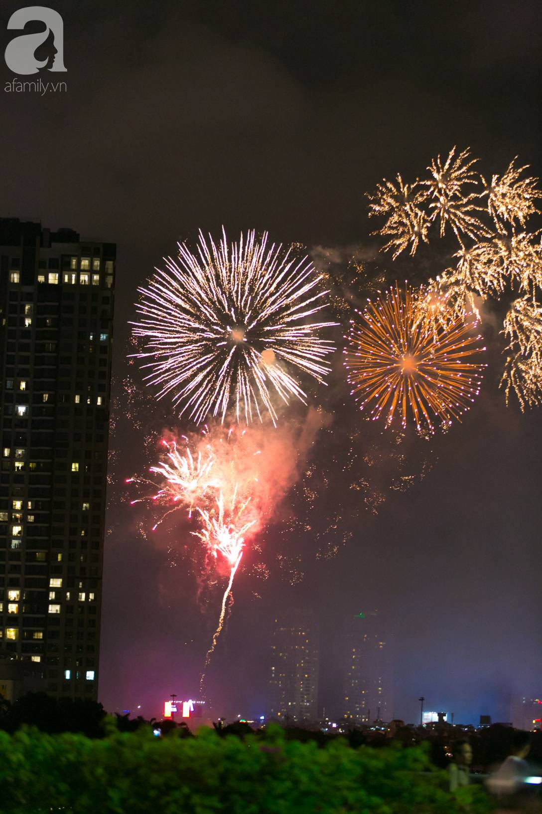 Khoảnh khắc bầu trời Sài Gòn rực sáng trong màn trình diễn pháo hoa tuyệt đẹp mừng lễ Quốc khánh 2/9-1