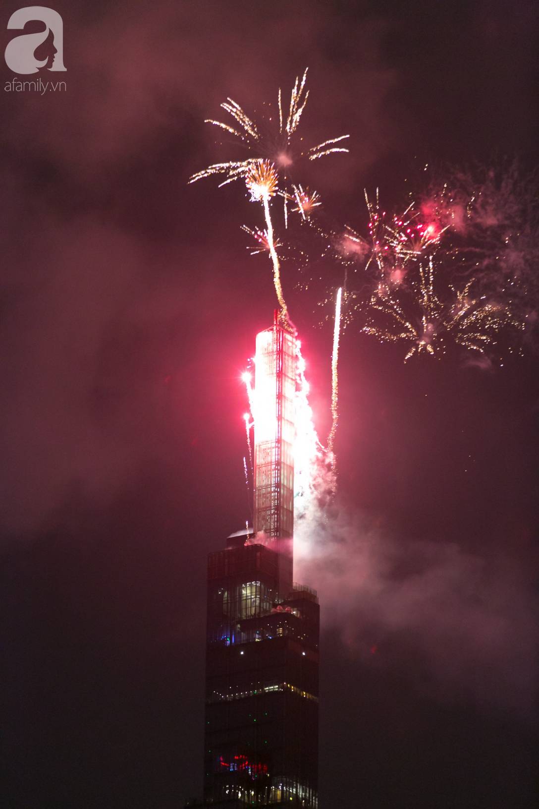 Khoảnh khắc bầu trời Sài Gòn rực sáng trong màn trình diễn pháo hoa tuyệt đẹp mừng lễ Quốc khánh 2/9-4