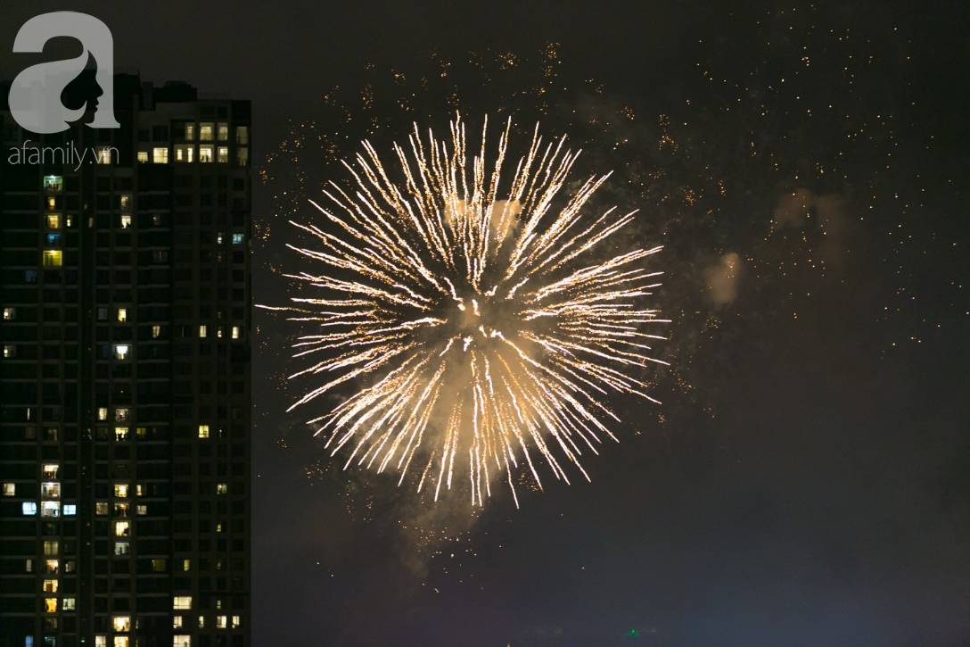 Khoảnh khắc bầu trời Sài Gòn rực sáng trong màn trình diễn pháo hoa tuyệt đẹp mừng lễ Quốc khánh 2/9-5