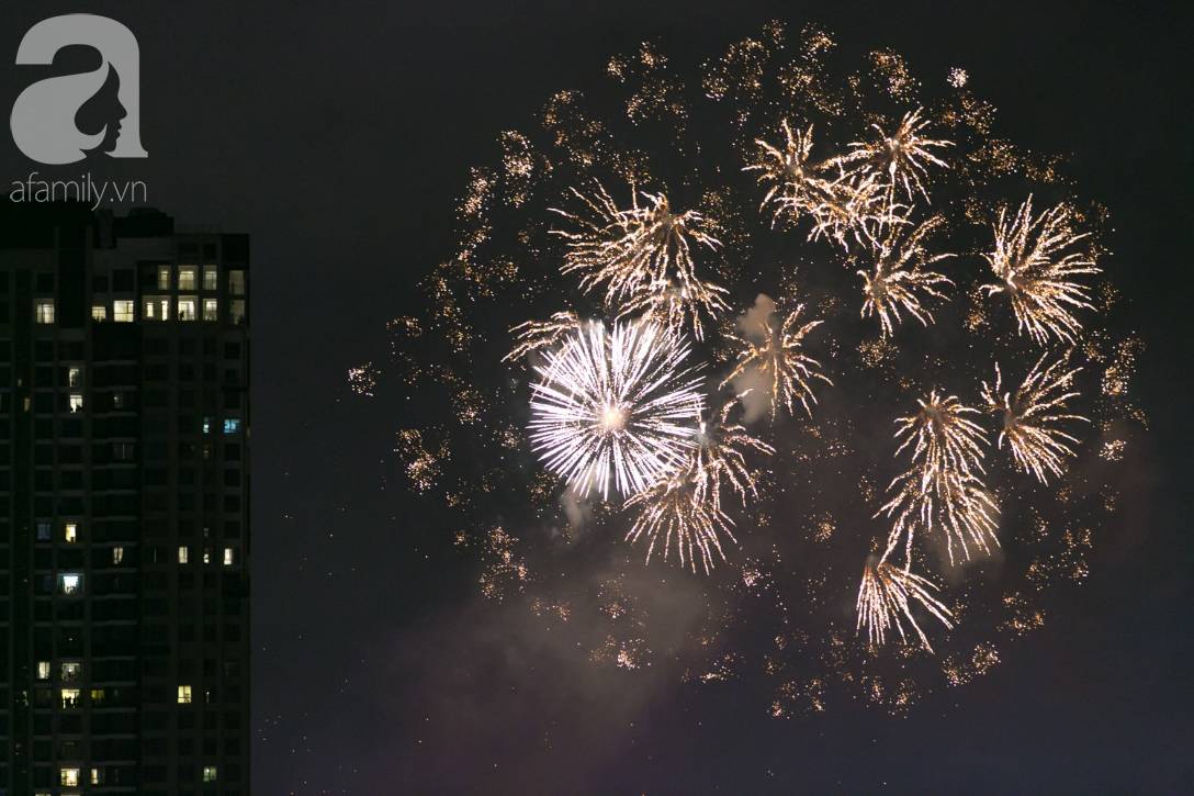 Khoảnh khắc bầu trời Sài Gòn rực sáng trong màn trình diễn pháo hoa tuyệt đẹp mừng lễ Quốc khánh 2/9-6