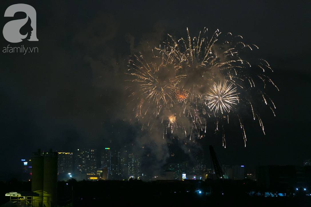 Khoảnh khắc bầu trời Sài Gòn rực sáng trong màn trình diễn pháo hoa tuyệt đẹp mừng lễ Quốc khánh 2/9-7