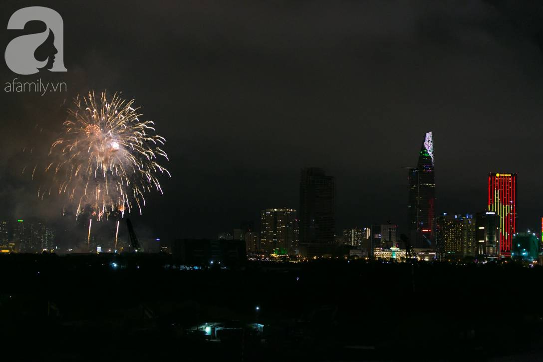 Khoảnh khắc bầu trời Sài Gòn rực sáng trong màn trình diễn pháo hoa tuyệt đẹp mừng lễ Quốc khánh 2/9-8