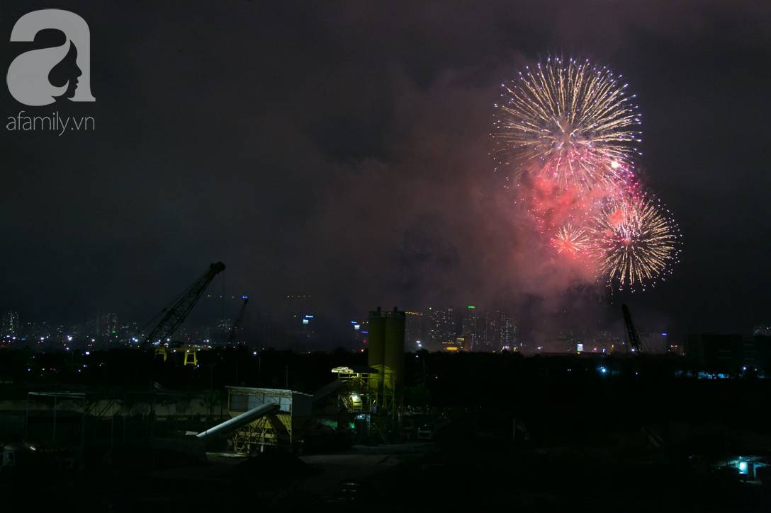 Khoảnh khắc bầu trời Sài Gòn rực sáng trong màn trình diễn pháo hoa tuyệt đẹp mừng lễ Quốc khánh 2/9-9