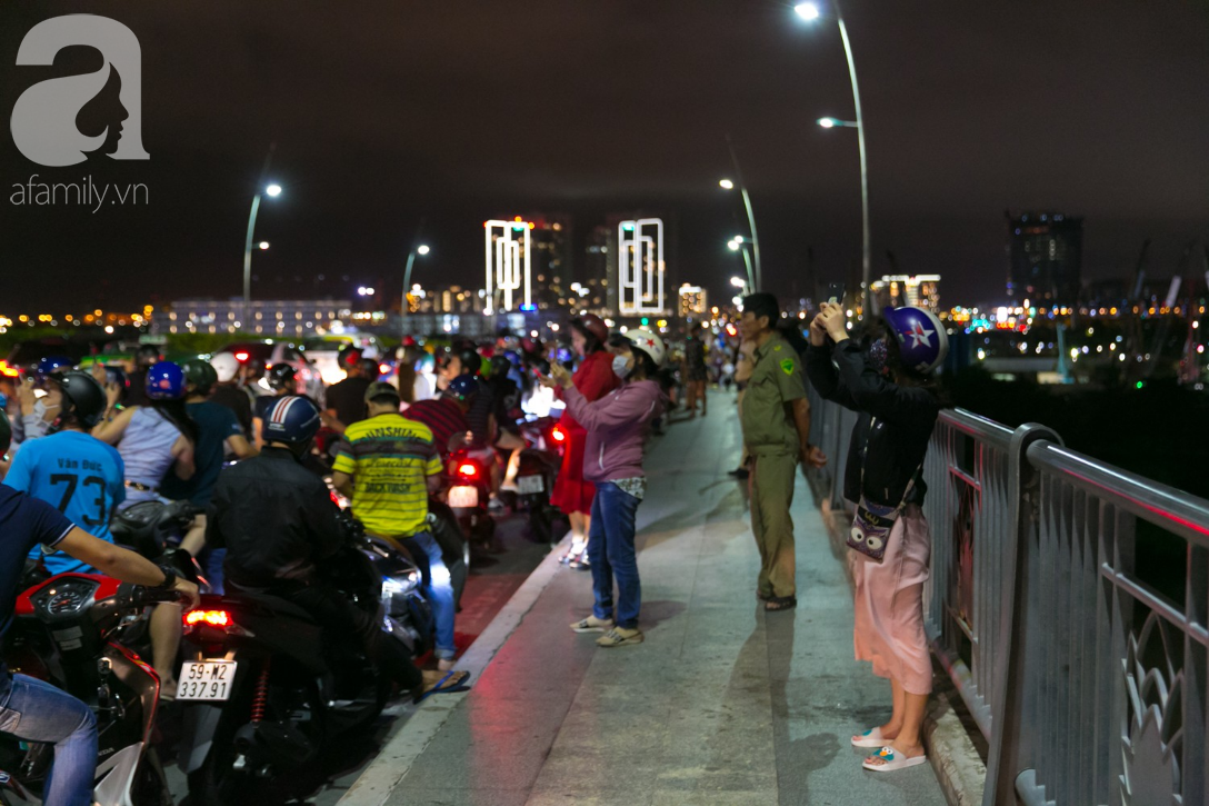 Khoảnh khắc bầu trời Sài Gòn rực sáng trong màn trình diễn pháo hoa tuyệt đẹp mừng lễ Quốc khánh 2/9-18