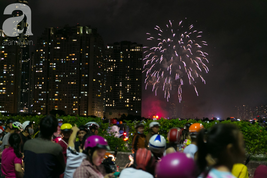 Khoảnh khắc bầu trời Sài Gòn rực sáng trong màn trình diễn pháo hoa tuyệt đẹp mừng lễ Quốc khánh 2/9-15