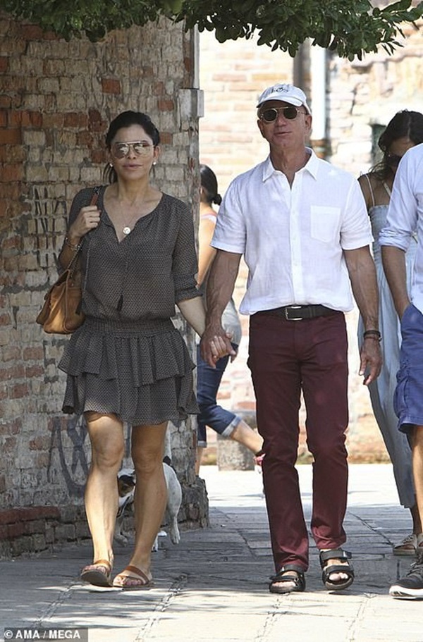 Tỷ phú Amazon bị soi quá tiết kiệm khi đi chơi với người tình, còn kẻ thứ 3” bị chê bai thậm tệ vì nhược điểm trên cơ thể-1