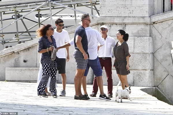 Tỷ phú Amazon bị soi quá tiết kiệm khi đi chơi với người tình, còn kẻ thứ 3” bị chê bai thậm tệ vì nhược điểm trên cơ thể-3