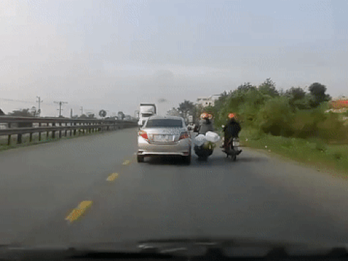 Cả gia đình thoát chết trong gang tấc trước bánh xe container