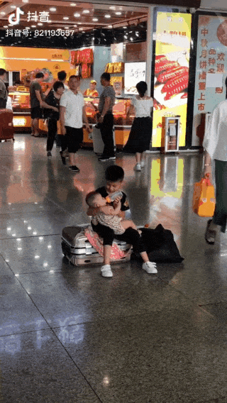 Một mình trông em khi không có mẹ, cậu bé nhỏ xíu bất ngờ có hành động ngọt lịm khiến dân mạng thả tim rần rần-1