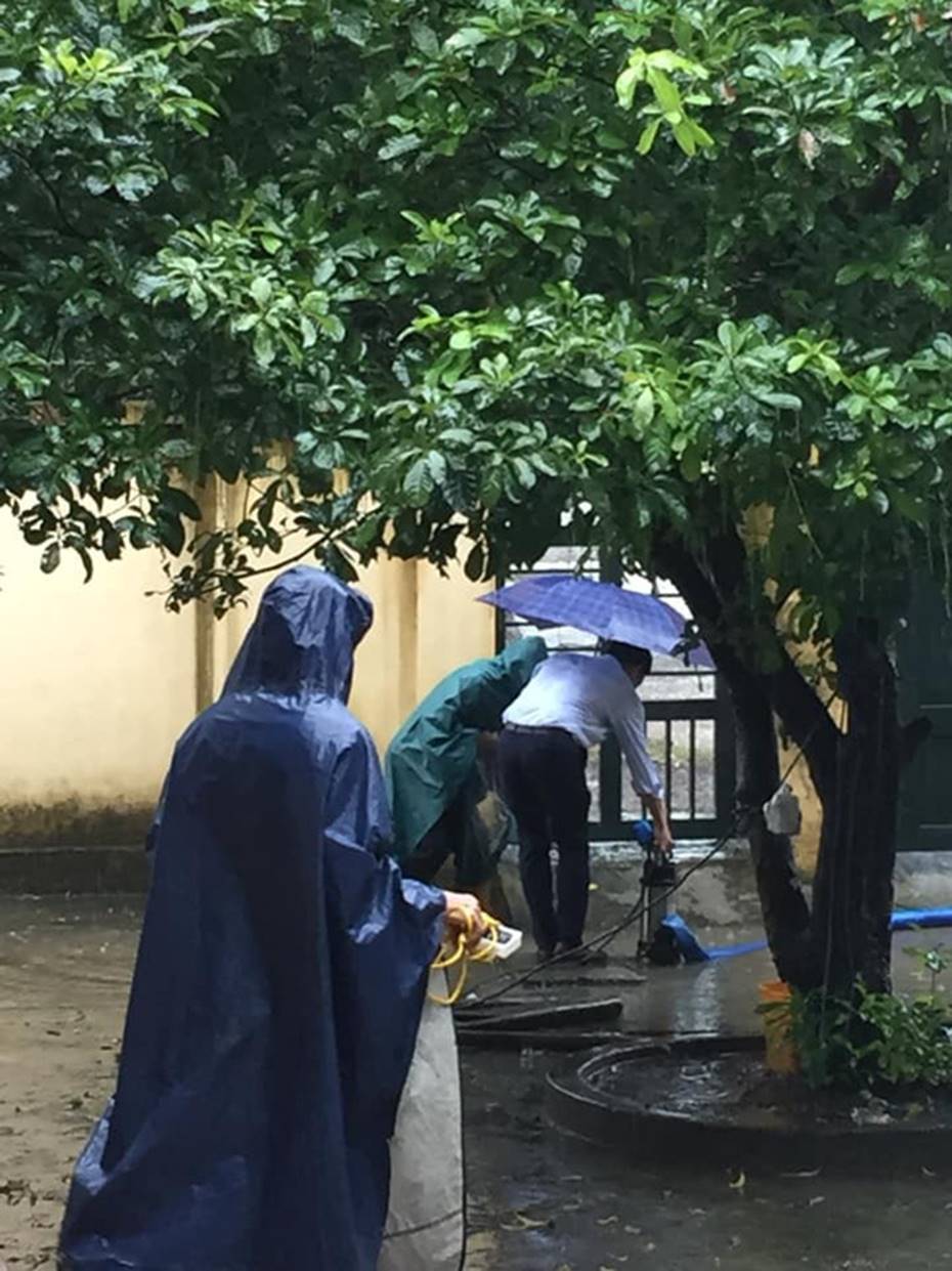 Dầm mưa thông cống thoát nước, thầy hiệu trưởng nhận kết đắng khi người thì ướt mà nước càng lêng láng hơn-1