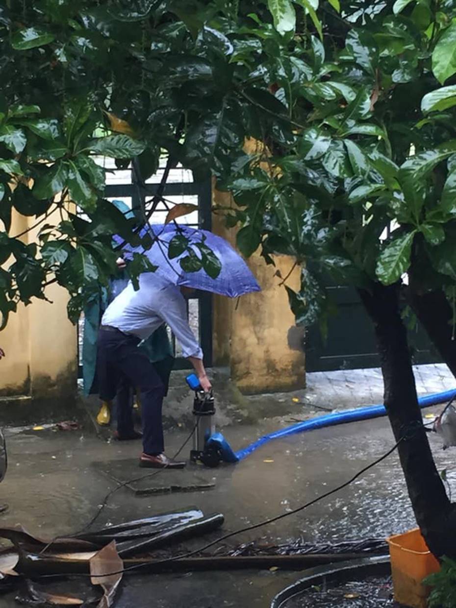 Dầm mưa thông cống thoát nước, thầy hiệu trưởng nhận kết đắng khi người thì ướt mà nước càng lêng láng hơn-2