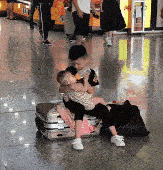 Một mình trông em khi không có mẹ, cậu bé nhỏ xíu bất ngờ có hành động ngọt lịm khiến dân mạng thả tim rần rần-2