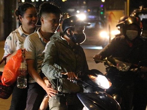Dịch vụ 'xe ôm' chở khách thoát cảnh tắc đường ở cao tốc