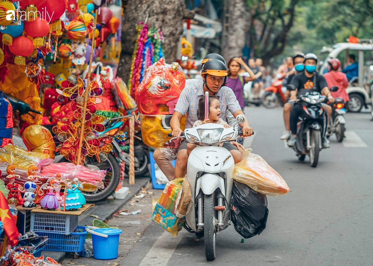 Chùm ảnh: Lên phố Hàng Mã vừa chơi lễ vừa đón Trung thu sớm cùng lũ trẻ, thấy cả bầu trời ký ức ấu thơ ùa về trong gió se-1