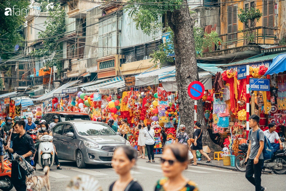 Chùm ảnh: Lên phố Hàng Mã vừa chơi lễ vừa đón Trung thu sớm cùng lũ trẻ, thấy cả bầu trời ký ức ấu thơ ùa về trong gió se-2
