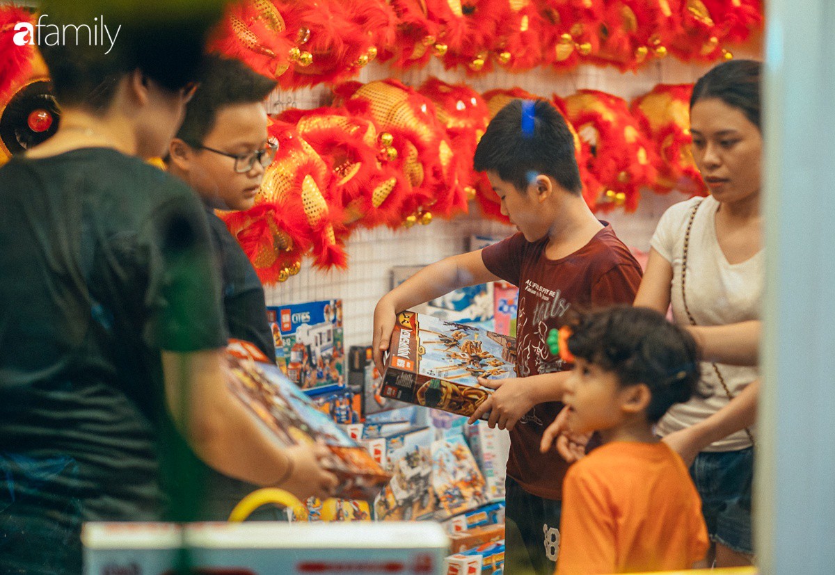 Chùm ảnh: Lên phố Hàng Mã vừa chơi lễ vừa đón Trung thu sớm cùng lũ trẻ, thấy cả bầu trời ký ức ấu thơ ùa về trong gió se-5