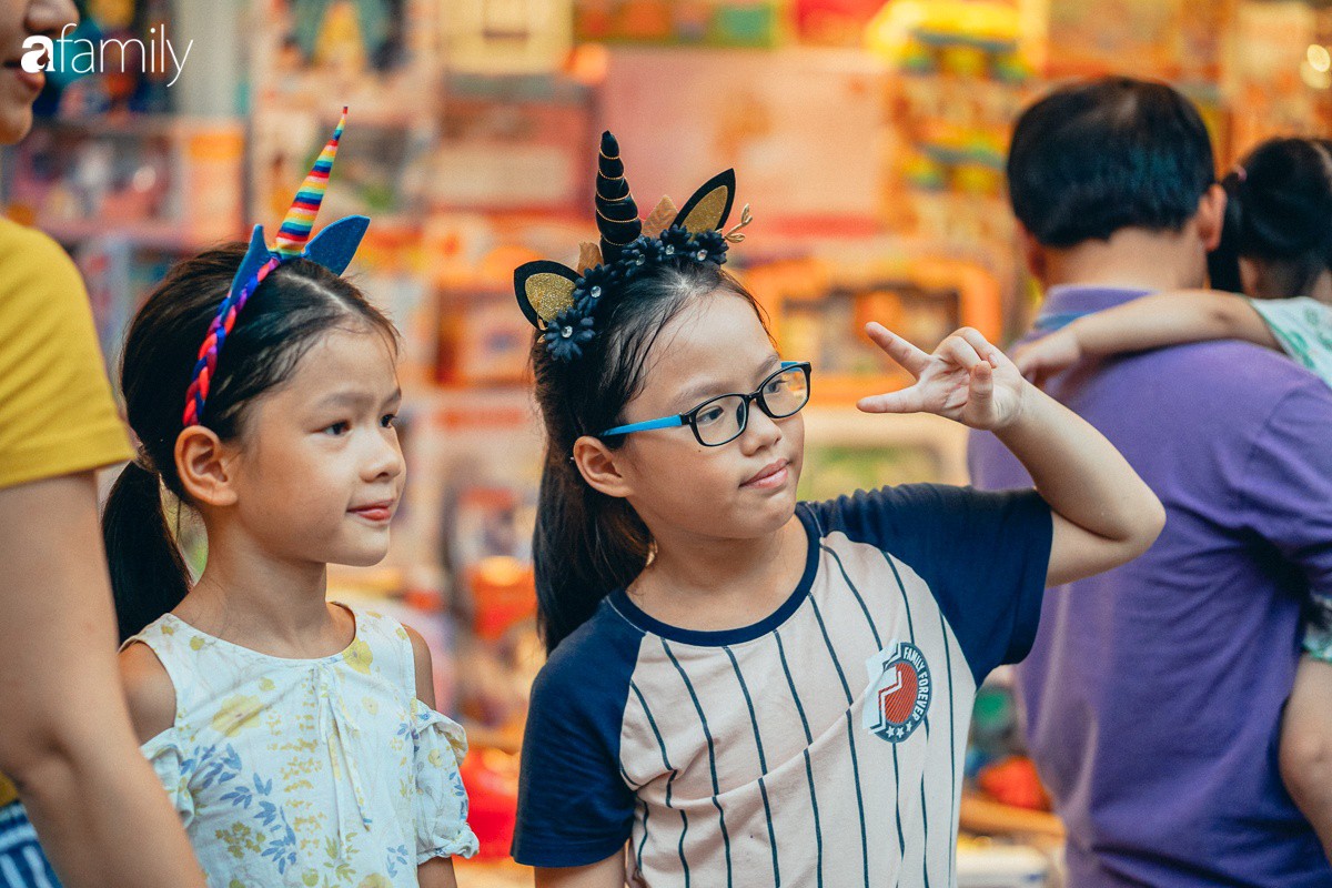 Chùm ảnh: Lên phố Hàng Mã vừa chơi lễ vừa đón Trung thu sớm cùng lũ trẻ, thấy cả bầu trời ký ức ấu thơ ùa về trong gió se-6