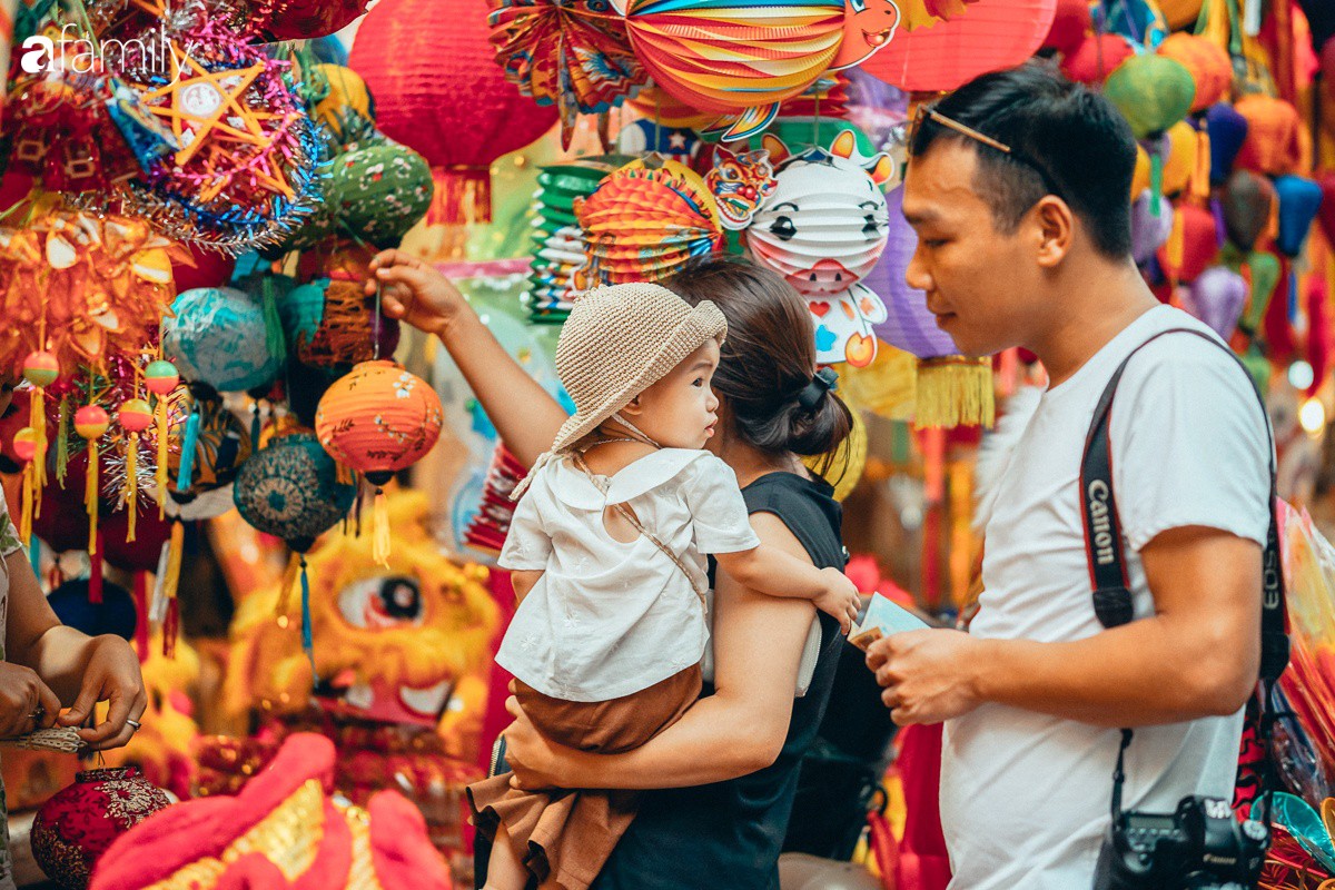 Chùm ảnh: Lên phố Hàng Mã vừa chơi lễ vừa đón Trung thu sớm cùng lũ trẻ, thấy cả bầu trời ký ức ấu thơ ùa về trong gió se-7