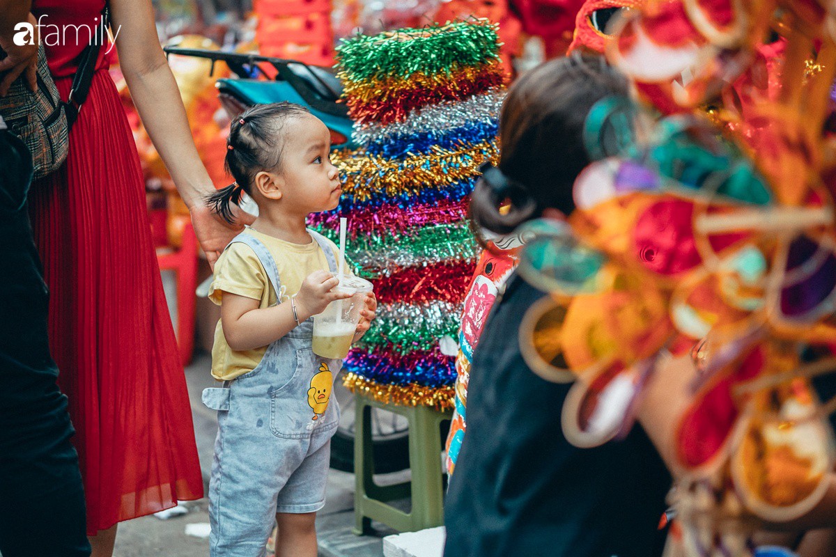 Chùm ảnh: Lên phố Hàng Mã vừa chơi lễ vừa đón Trung thu sớm cùng lũ trẻ, thấy cả bầu trời ký ức ấu thơ ùa về trong gió se-8