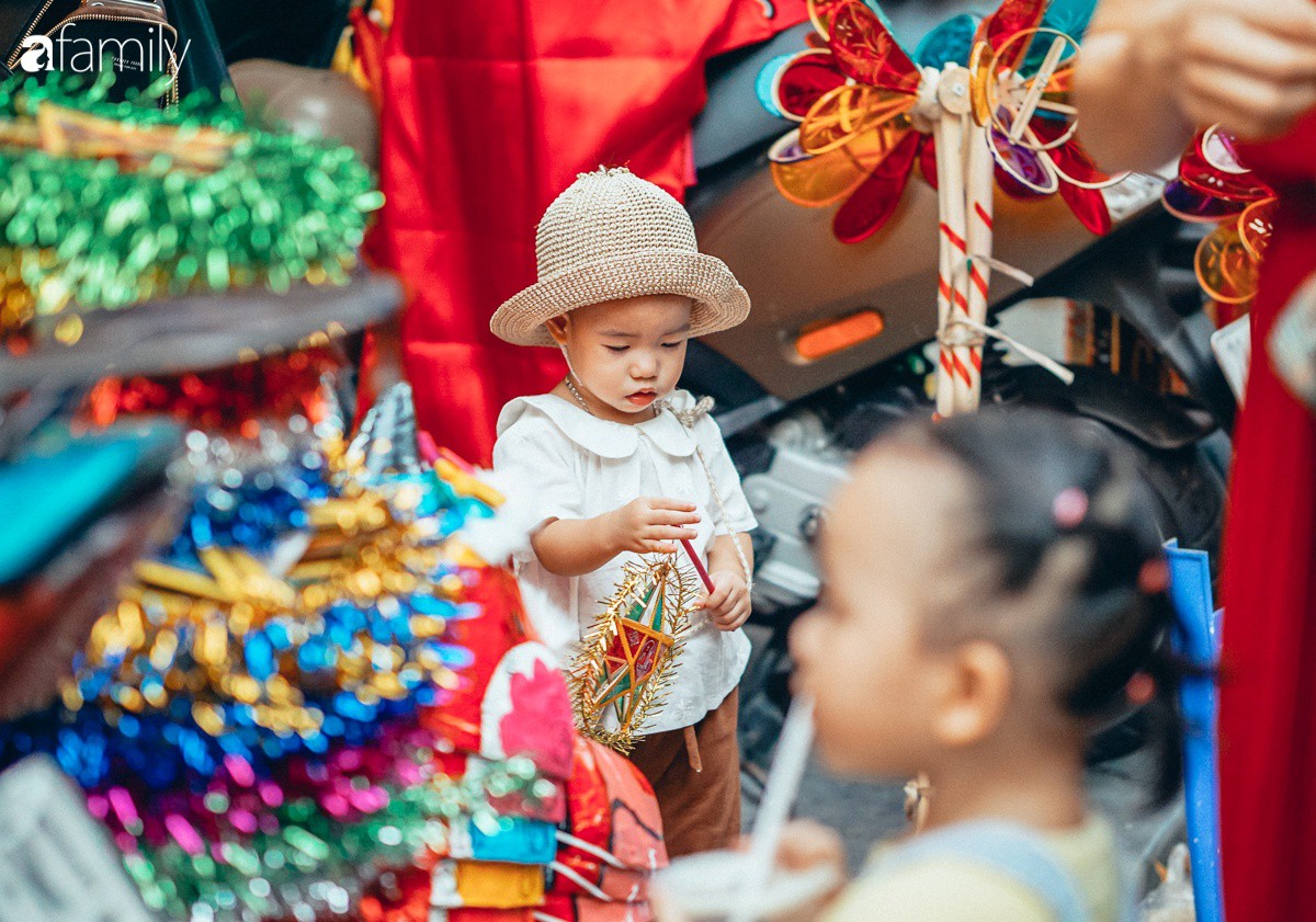 Chùm ảnh: Lên phố Hàng Mã vừa chơi lễ vừa đón Trung thu sớm cùng lũ trẻ, thấy cả bầu trời ký ức ấu thơ ùa về trong gió se-9