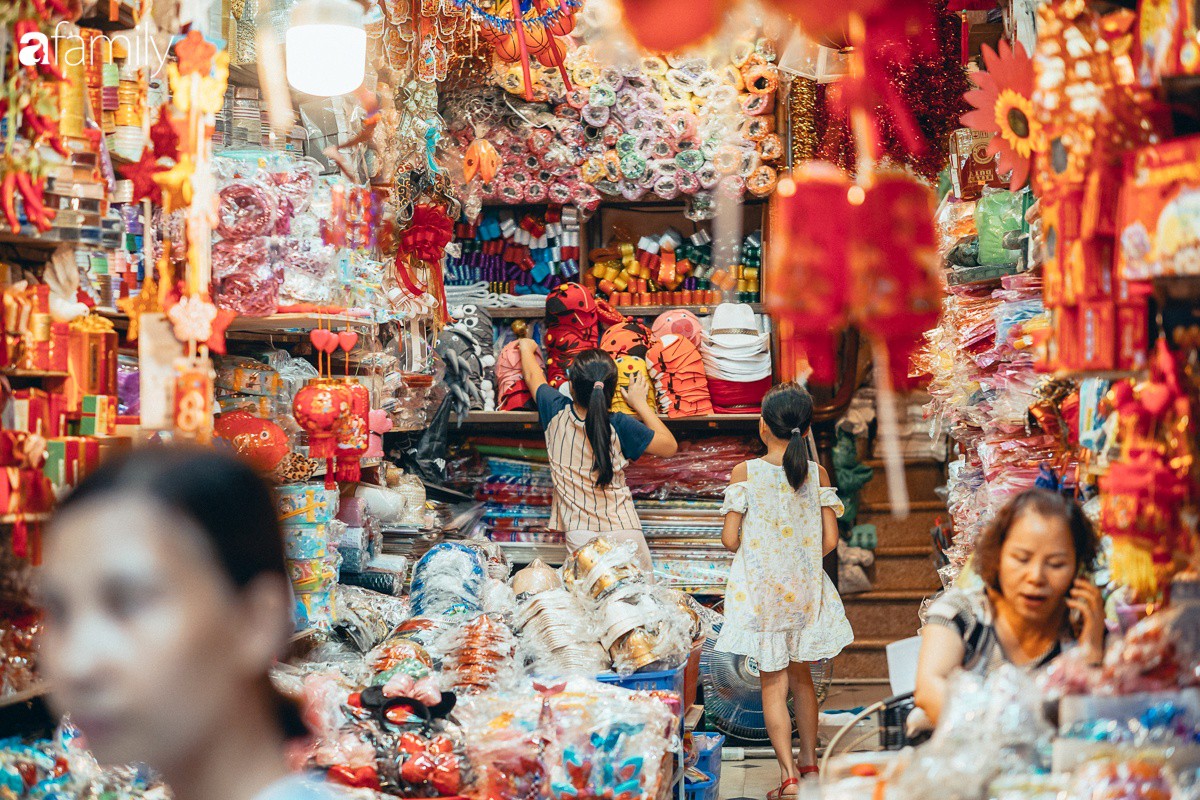 Chùm ảnh: Lên phố Hàng Mã vừa chơi lễ vừa đón Trung thu sớm cùng lũ trẻ, thấy cả bầu trời ký ức ấu thơ ùa về trong gió se-10