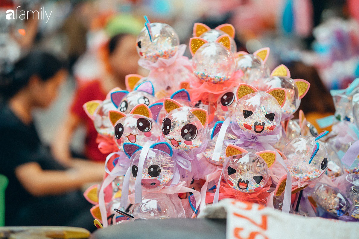 Chùm ảnh: Lên phố Hàng Mã vừa chơi lễ vừa đón Trung thu sớm cùng lũ trẻ, thấy cả bầu trời ký ức ấu thơ ùa về trong gió se-11