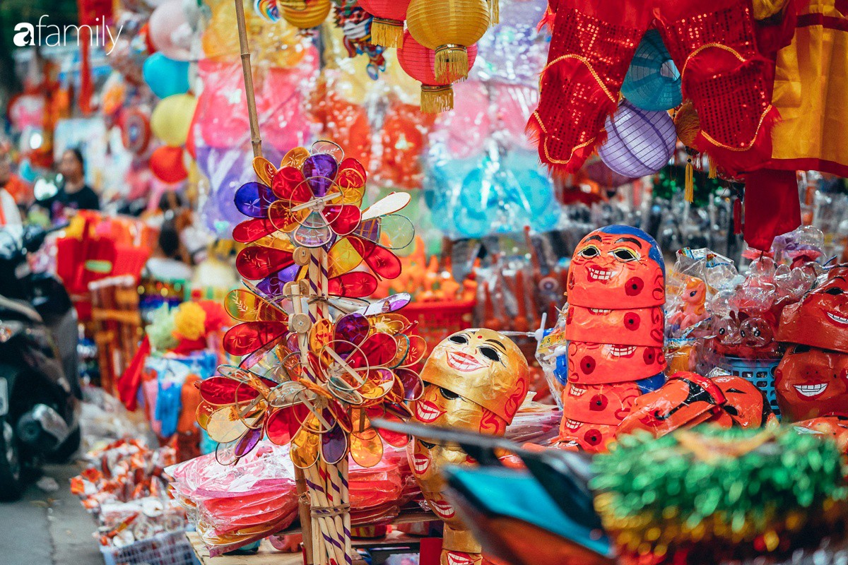 Chùm ảnh: Lên phố Hàng Mã vừa chơi lễ vừa đón Trung thu sớm cùng lũ trẻ, thấy cả bầu trời ký ức ấu thơ ùa về trong gió se-14