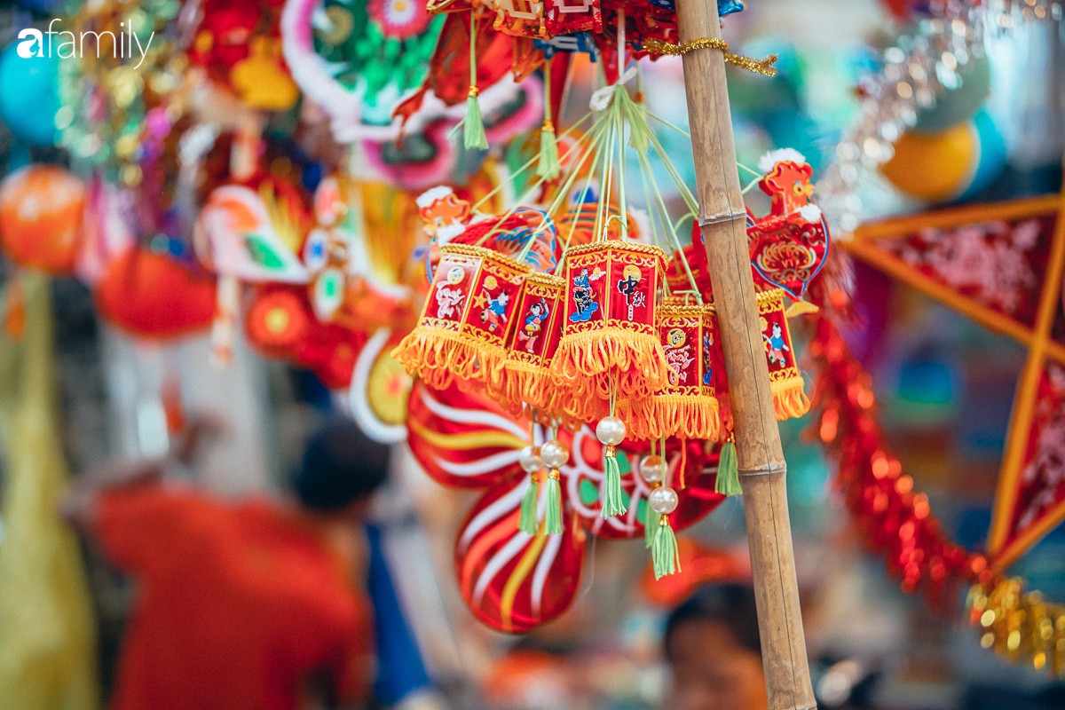 Chùm ảnh: Lên phố Hàng Mã vừa chơi lễ vừa đón Trung thu sớm cùng lũ trẻ, thấy cả bầu trời ký ức ấu thơ ùa về trong gió se-15