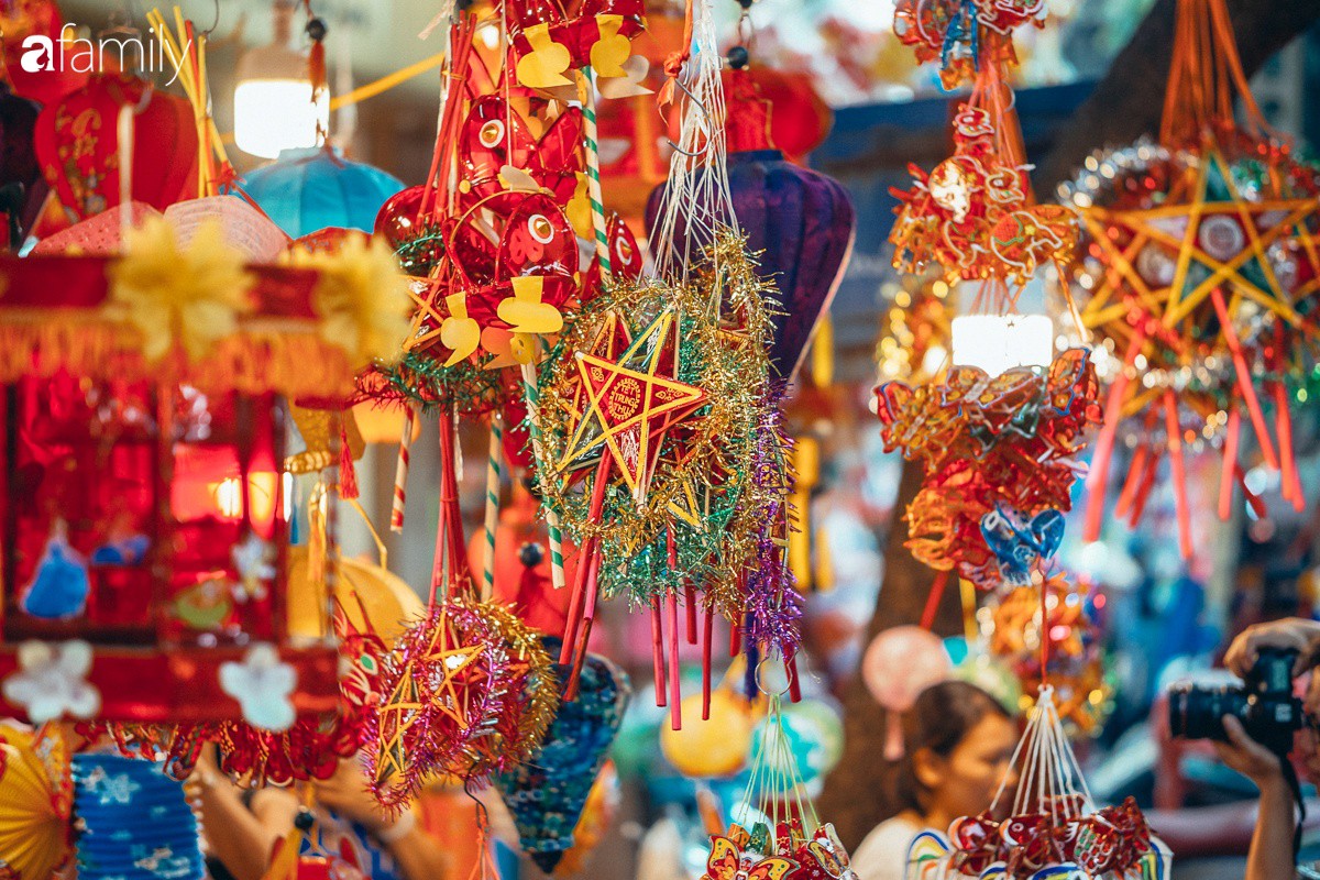 Chùm ảnh: Lên phố Hàng Mã vừa chơi lễ vừa đón Trung thu sớm cùng lũ trẻ, thấy cả bầu trời ký ức ấu thơ ùa về trong gió se-16