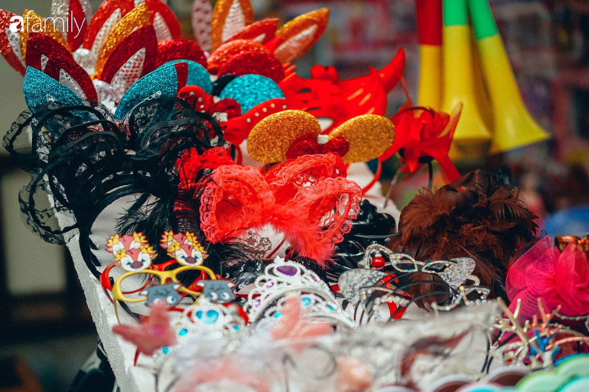 Chùm ảnh: Lên phố Hàng Mã vừa chơi lễ vừa đón Trung thu sớm cùng lũ trẻ, thấy cả bầu trời ký ức ấu thơ ùa về trong gió se-18