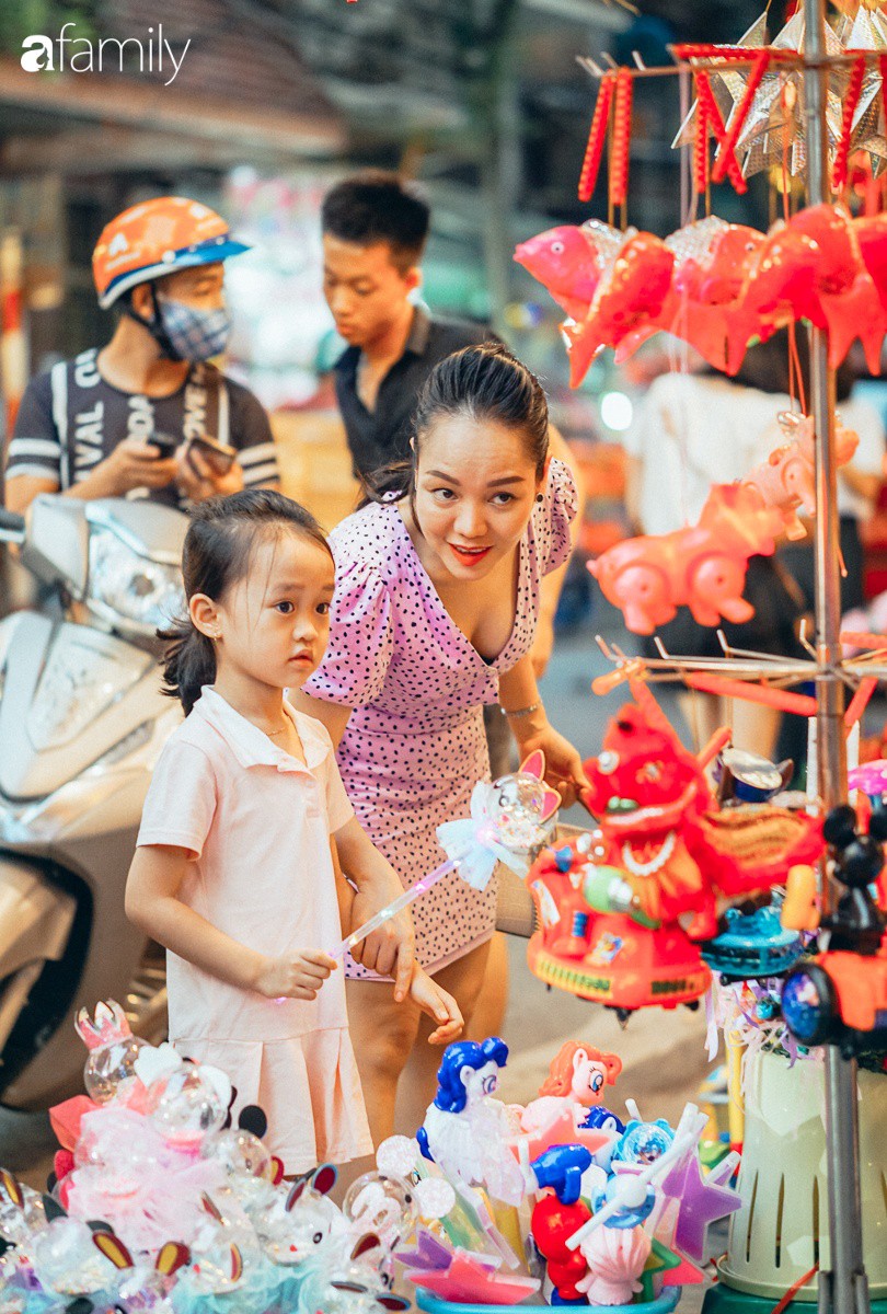Chùm ảnh: Lên phố Hàng Mã vừa chơi lễ vừa đón Trung thu sớm cùng lũ trẻ, thấy cả bầu trời ký ức ấu thơ ùa về trong gió se-19