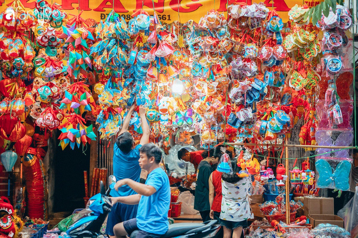 Chùm ảnh: Lên phố Hàng Mã vừa chơi lễ vừa đón Trung thu sớm cùng lũ trẻ, thấy cả bầu trời ký ức ấu thơ ùa về trong gió se-20