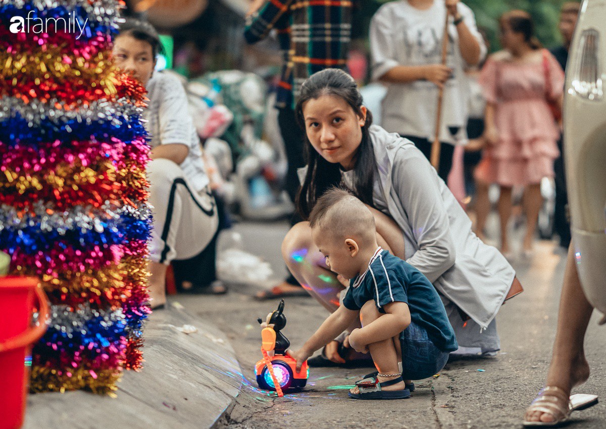 Chùm ảnh: Lên phố Hàng Mã vừa chơi lễ vừa đón Trung thu sớm cùng lũ trẻ, thấy cả bầu trời ký ức ấu thơ ùa về trong gió se-23