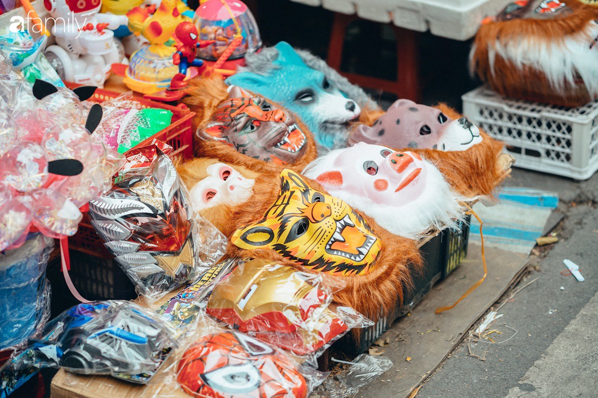 Chùm ảnh: Lên phố Hàng Mã vừa chơi lễ vừa đón Trung thu sớm cùng lũ trẻ, thấy cả bầu trời ký ức ấu thơ ùa về trong gió se-24