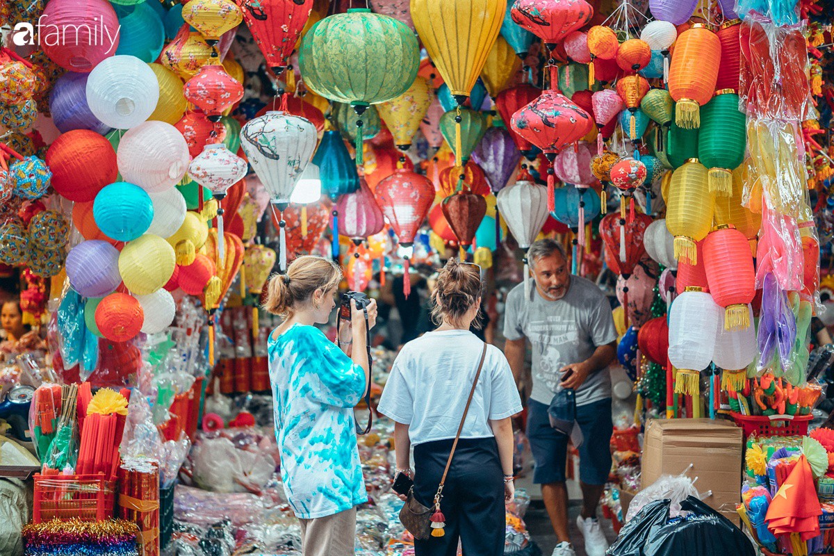 Chùm ảnh: Lên phố Hàng Mã vừa chơi lễ vừa đón Trung thu sớm cùng lũ trẻ, thấy cả bầu trời ký ức ấu thơ ùa về trong gió se-25