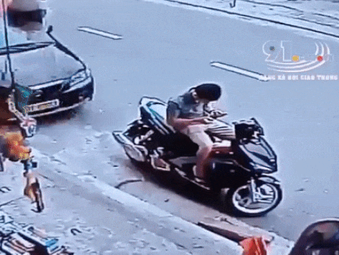 Vượt ẩu trên đường, biker tông trúng xe máy khác gây tai nạn-1